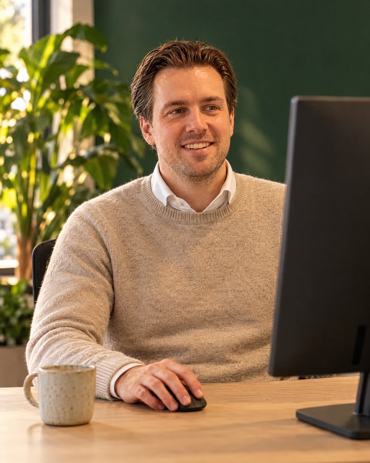 Een specialist van AI Digitals werkt aan een klantcampagne