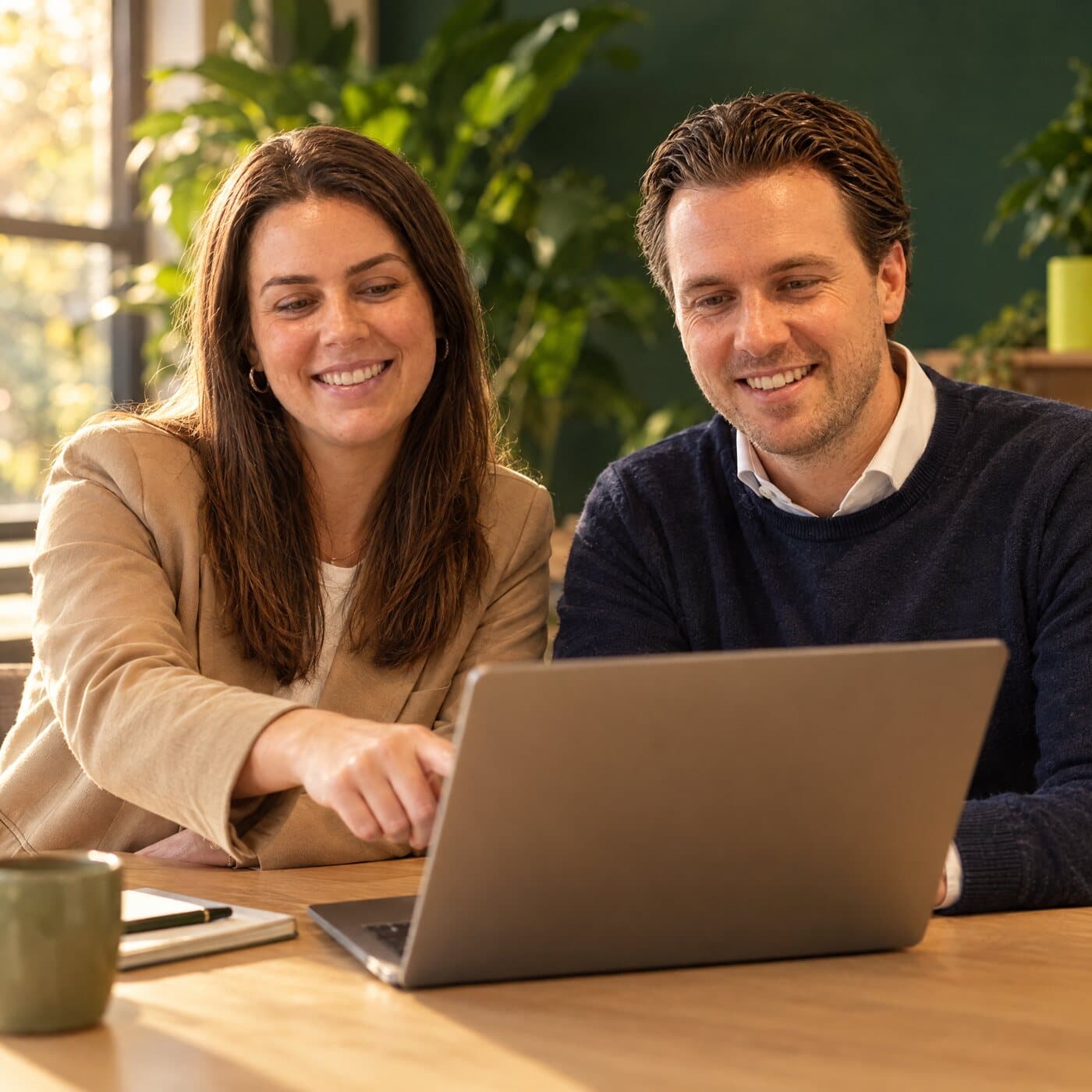 Daan Verhagen en een collega van AI Digitals werken samen aan een klantaccount
